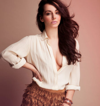 Sonia Bartuccelli in weißer Bluse