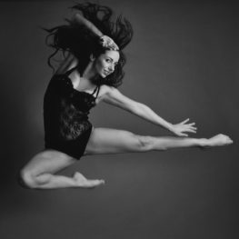 Sonia Bartuccelli springt beim Tanzen sw